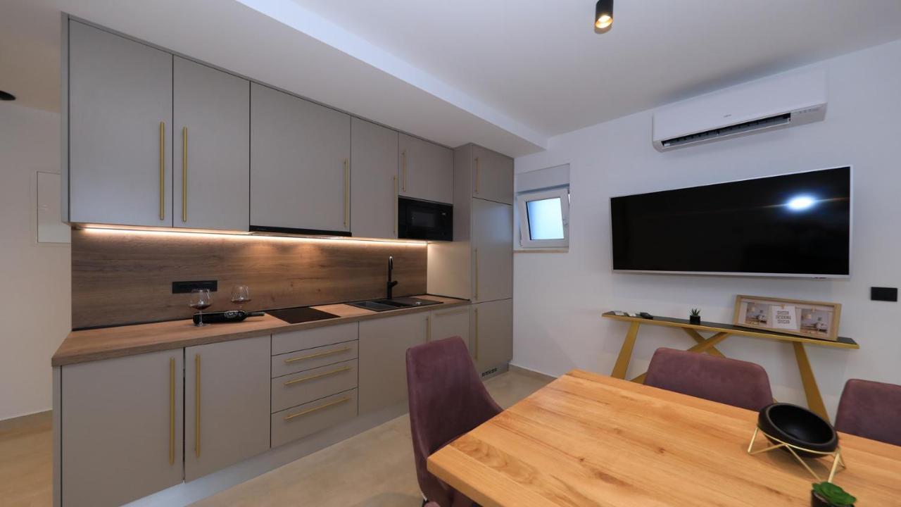Adastra Apartments 마슬레니차 외부 사진