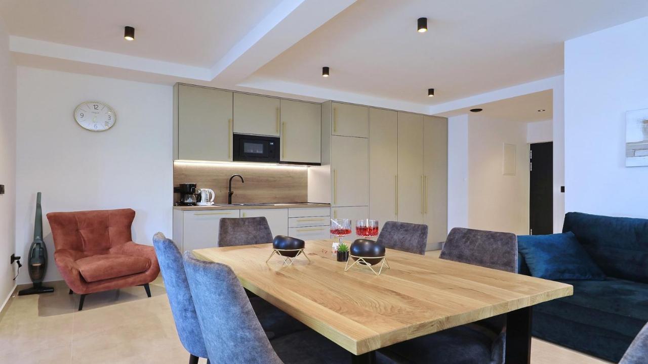 Adastra Apartments 마슬레니차 외부 사진